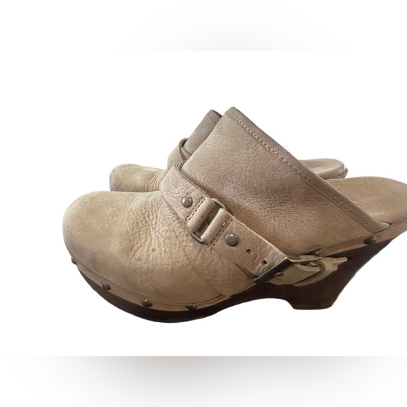 UGG Shoes - UGG Tan Leather Shoe
